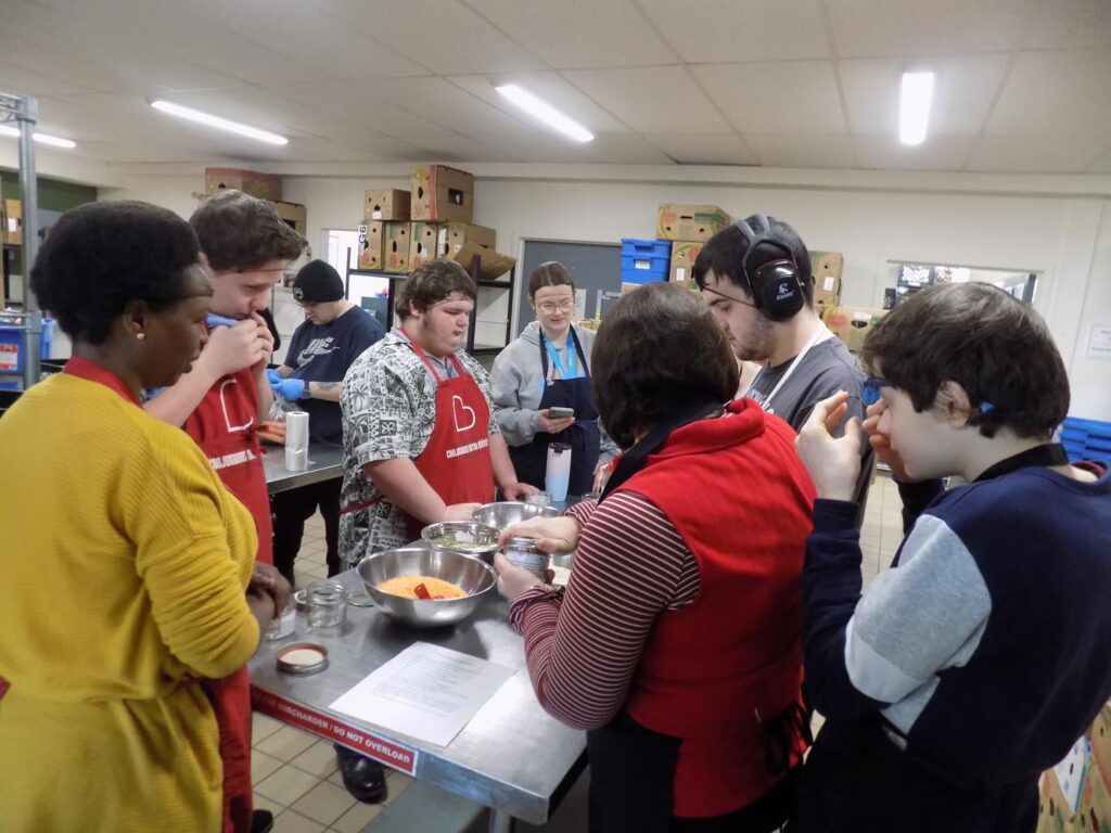 Des élèves de l’École secondaire Nouvelle-Ère au Centre alimentaire Aylmer