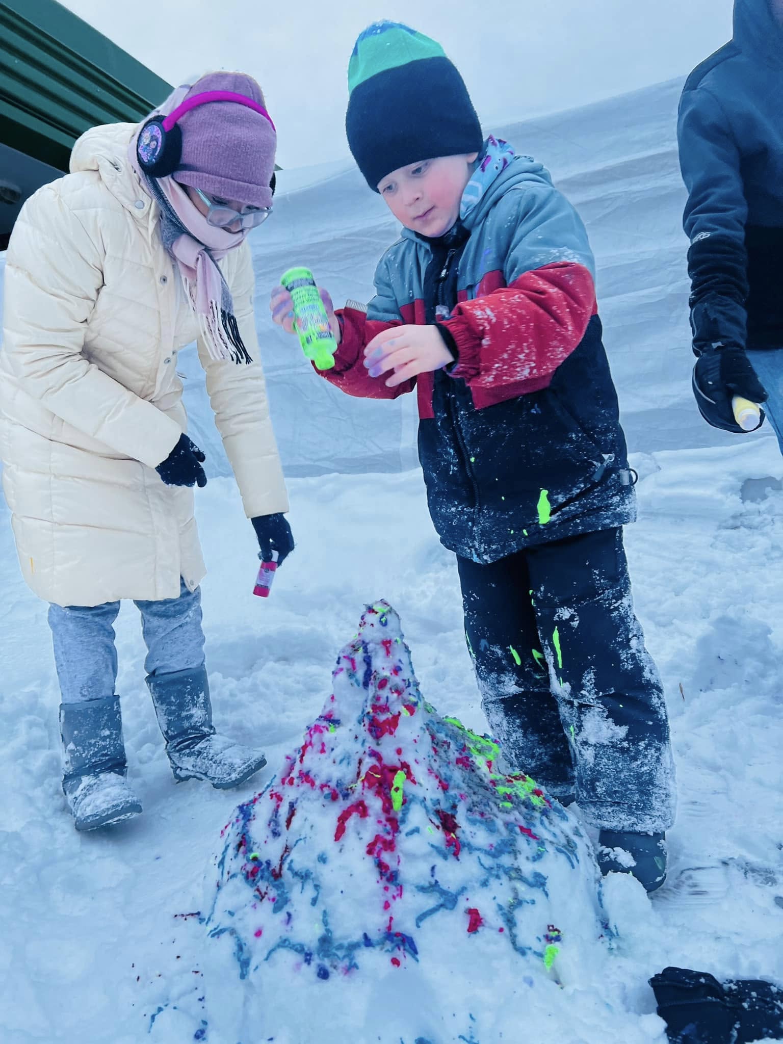 Un Hiver Magique : Créativité et Rires sous la Neige​